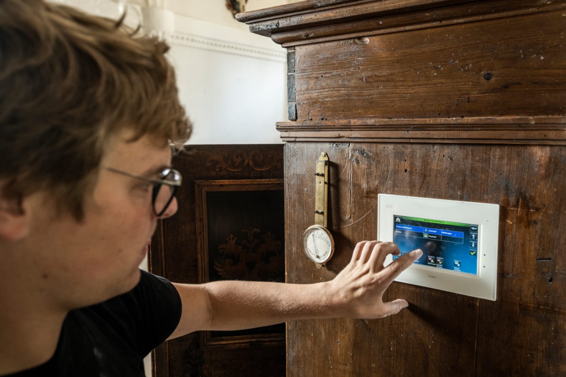 EKO Elektrotechnik Mitarbeiter mit Steuerungsdisplay auf der Baustelle