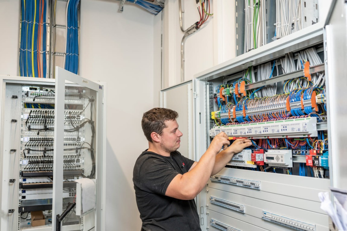 Techniker am Kabelkasten