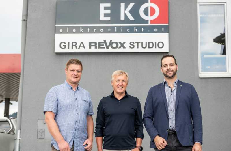 Die Geschäftsführer vor dem REVOX Studio